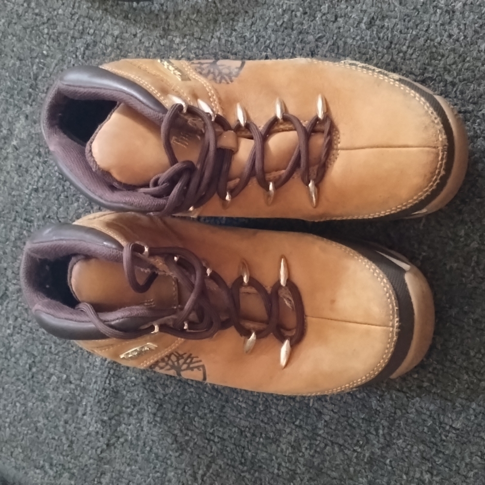 2.5y boy timberlands
